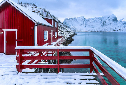 挪威洛福顿群岛海滩上的传统红图片