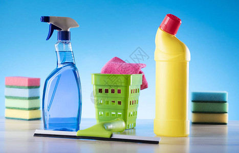 蓝色背景的多彩不同清洁产品系列图片