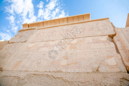 埃及卡纳克神庙地标建筑中刻有雕刻和象形文字的大石墙图片