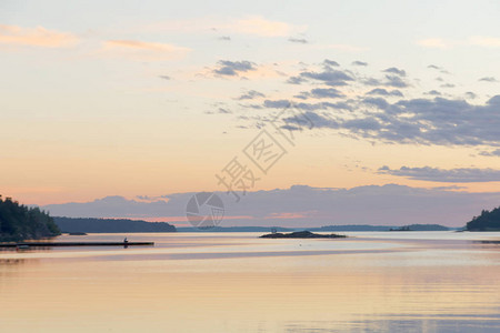 瑞典群岛的日落淡橙色和紫罗兰色背景图片