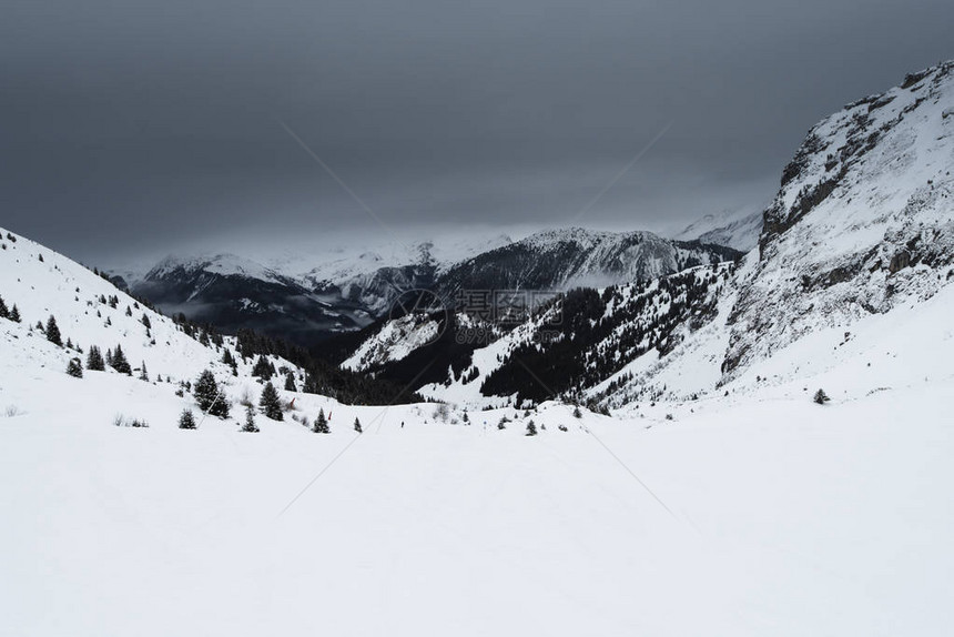 满天大雪的全景高山脉仰望山谷下图片