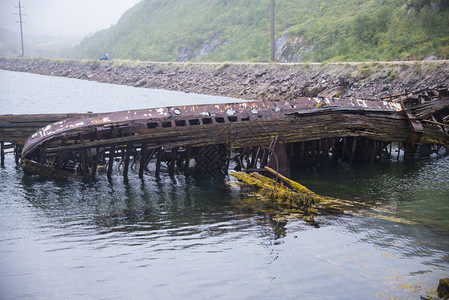 旧的被淹没的木船俄罗图片