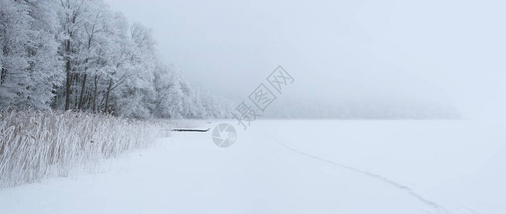 冬天结冰的空湖有复制空间图片