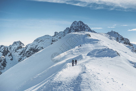 登山旅行者去山的雪峰图片