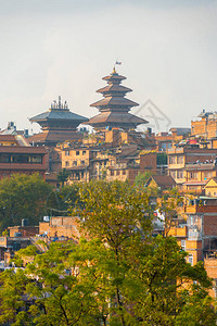 尼泊尔Bhaktapur周围建筑物内Nyatapola塔顶图片