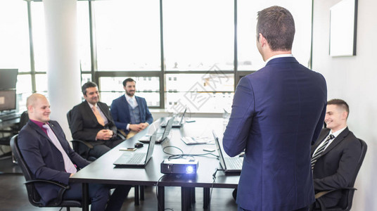 成功的团队领导和企业主领导非正式的内部商务会议在现代公司办公室使用笔记本电脑的商务人士商背景图片