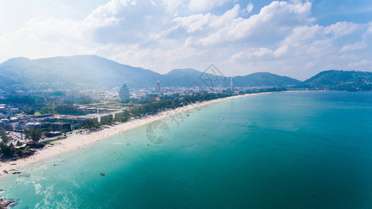 泰国南普吉的Patong热带海滩从空图片