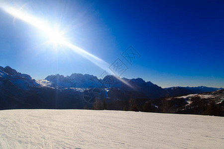 MadonnadiCampiglio的滑雪斜坡已经准备好图片