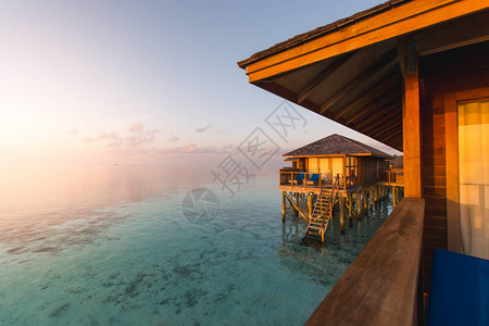 美丽的马尔代夫热带度假胜地旅馆和海滩与海边的岛图片