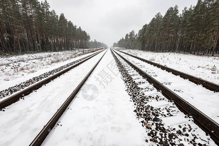 在寒冬的雪天铁路轨迹图片