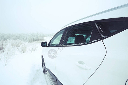 汽车在下雪的冬天风景图片