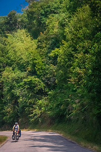 在老挝北部山区的山村中骑自行车的女自图片
