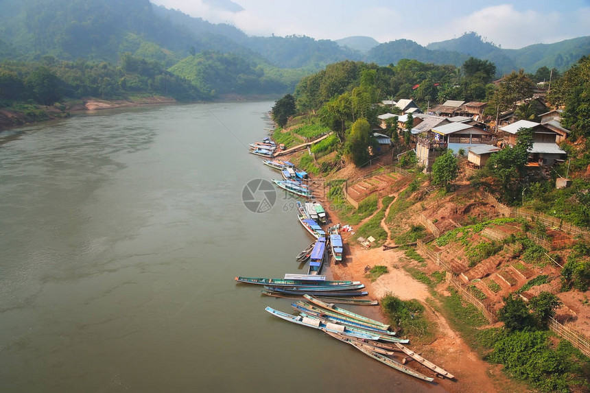 老挝南乌河岸的Nong图片