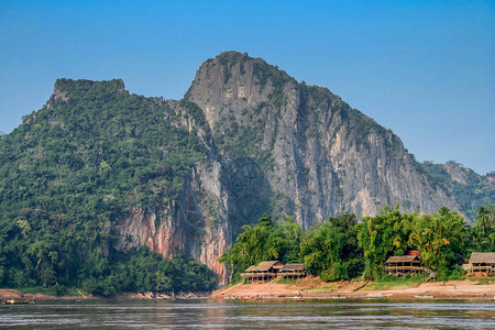 湄公河岸边的老挝小村图片