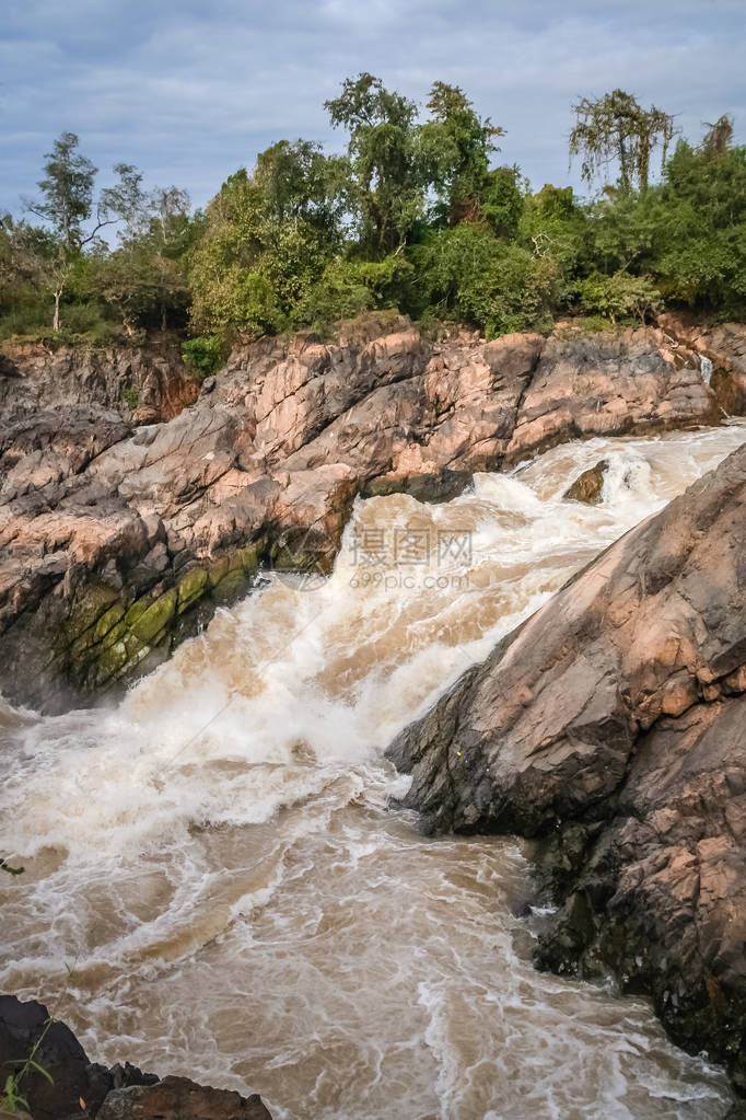 湄公河上强大的唐孔Khon图片