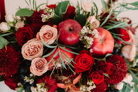 秋季婚礼玫瑰苹果葡萄和花果的彩礼花团背景图片