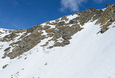 一座积雪的高山落基山峰的全景图片