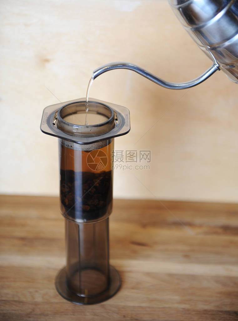 在木制背景上酿造的另类咖啡特色咖啡水流从滴水图片