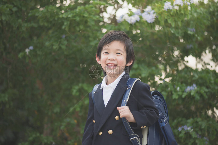 背负包看室外照相机返回学校概念的图片