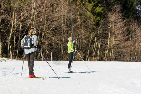 跨滑雪滑雪者享受冬图片