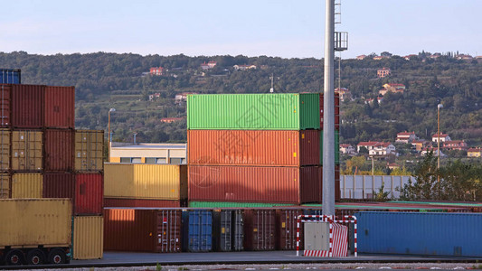 港口的货物集装箱堆图片