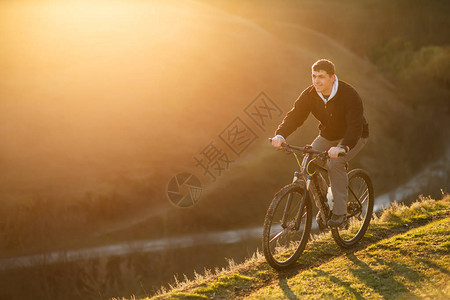 骑自行车的人骑在山顶上图片