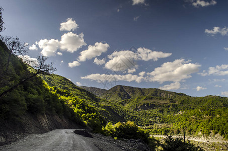 骑行山路在高山的雾蒙的山路多云的天空与山路大高加图片