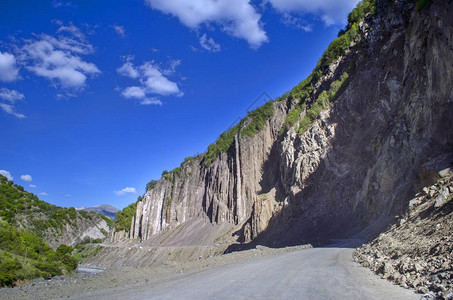 骑行山路在高山的雾蒙的山路多云的天空与山路大高加图片