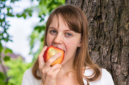 年轻妇女吃苹果图片