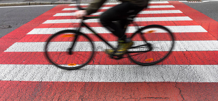 自行车穿越街头的自行车图片