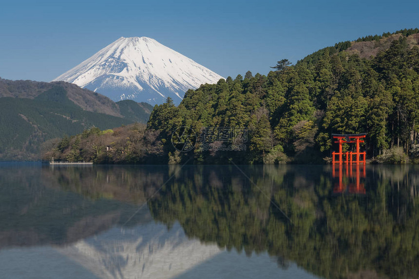 秋季美丽的芦之湖和富士山图片