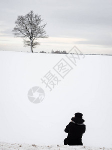 冬天结冰的乡村场景有雪地和摄影师图片