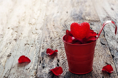 情人节背景红心在装满花瓣的红锅里图片