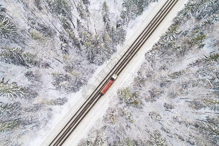 在冬季森林道路的鸟瞰图图片