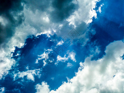 大气中的蓝色天空两图片