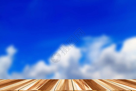 美丽的夏月绿地板上的木板蓝天图片