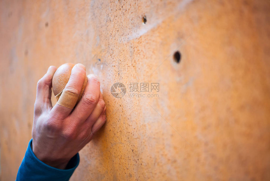 爬山者的手紧粘在攀岩墙上的铅上图片