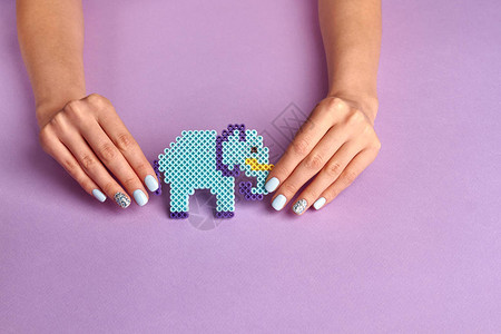 酷蓝大象手工玩具儿童玩具穿着整齐的女手图片
