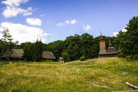 村里的老木教堂图片