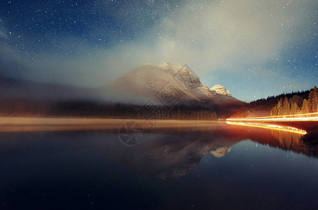 夜晚的福吉山湖上带星的湖面和加拿大班夫图片