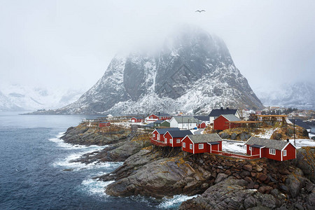 冬季挪威罗弗敦群岛的Hamnoy村图片