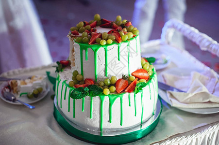 绿色风格的婚礼蛋糕图片