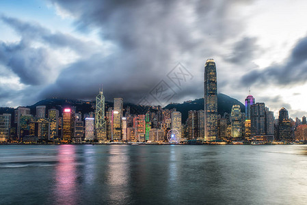 黄昏时香港的维图片