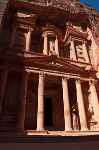 古代Nabataean城市Petra最著名的寺庙图片