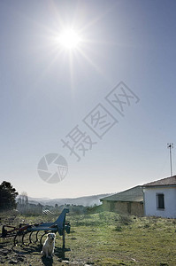 西班牙村庄的风景太阳在框架面图片