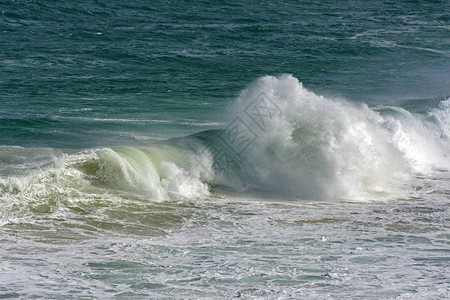 风暴期间海浪撞击岩石图片