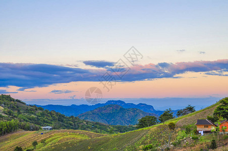 蓝色天空背景的青山绿图片