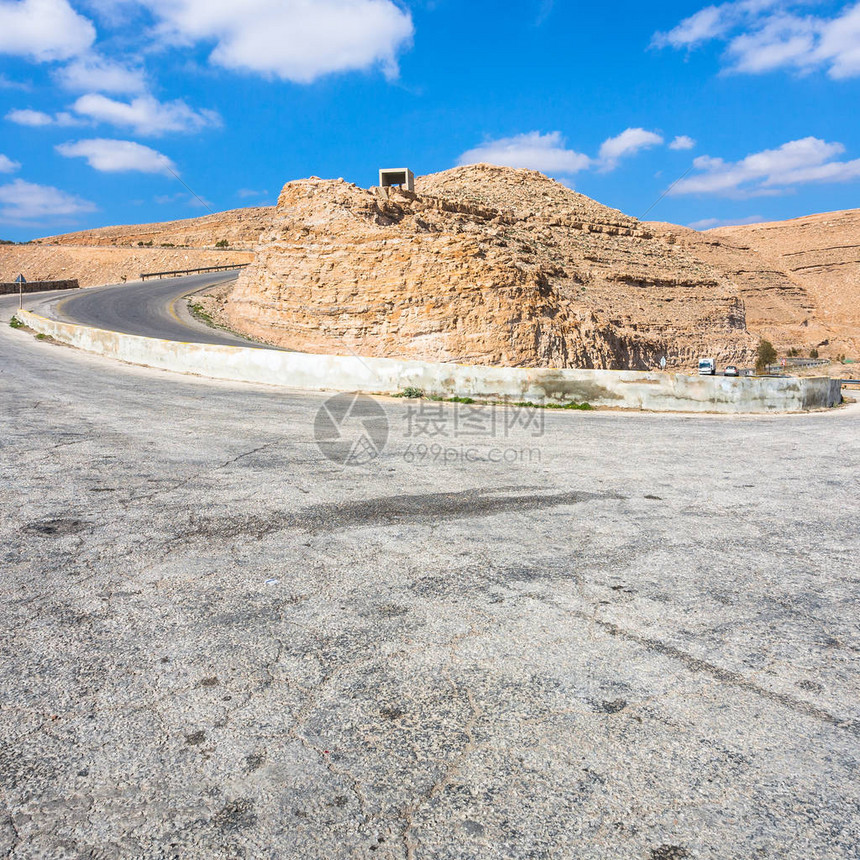 前往中东约旦王国冬季转入AlMujib大坝附近的山路图片