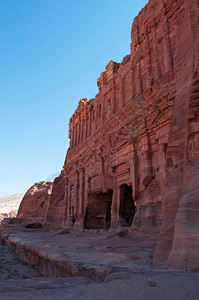 在古代Nabataean市Petra山脚的岩石上雕刻着巨图片