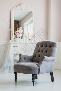客厅里的米色软垫椅子与鲜花图片